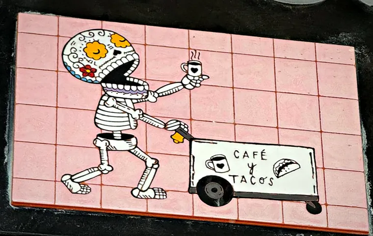 Azulejo de la calavera con el carrito Café y Tacos