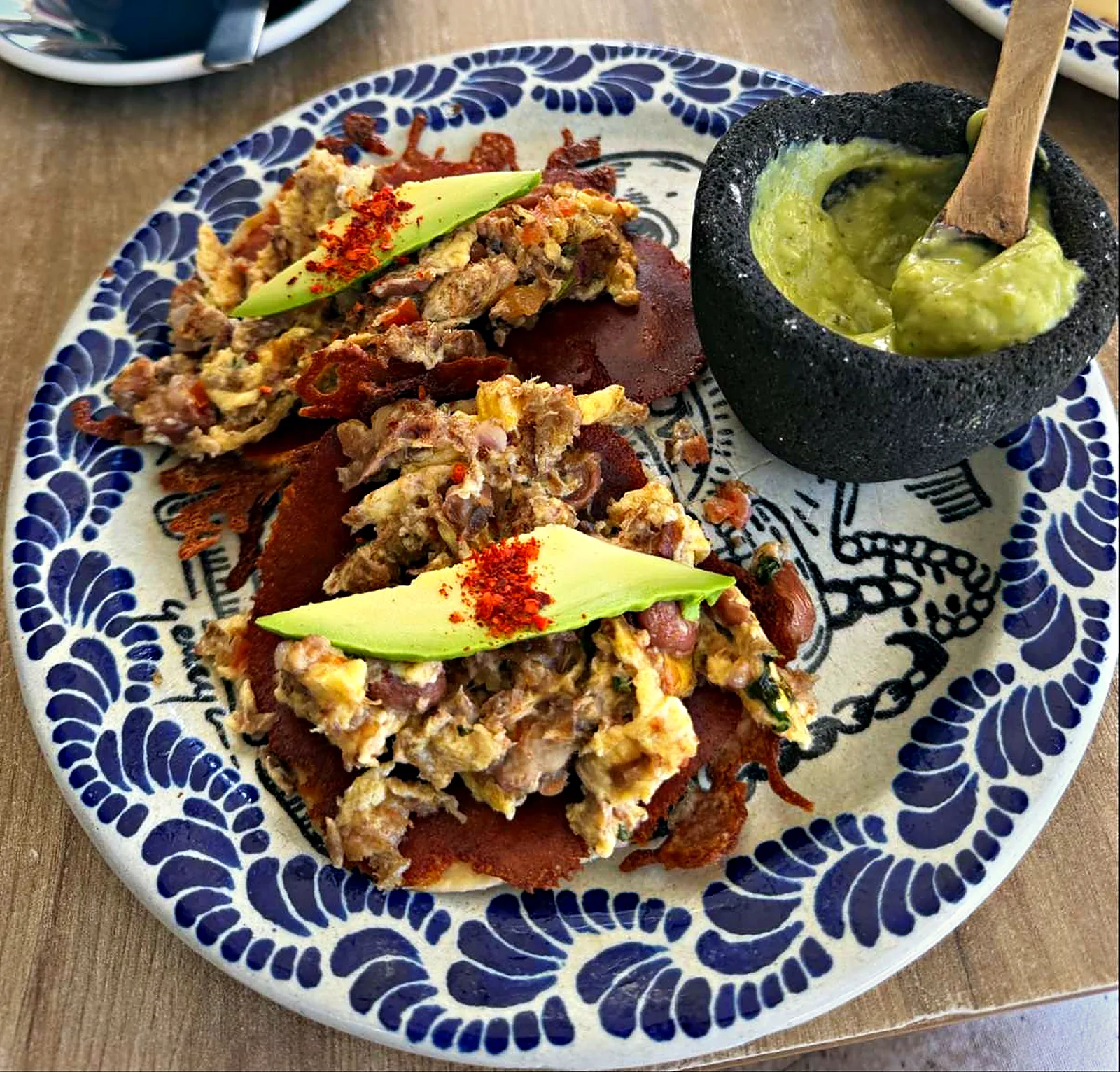 Chilaquiles en plato de Talavera