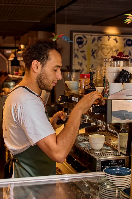 Nuestro barista en la La Marzocco