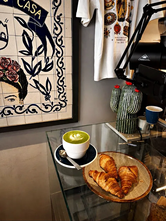 Matcha latte y cruasanes en la vitrina