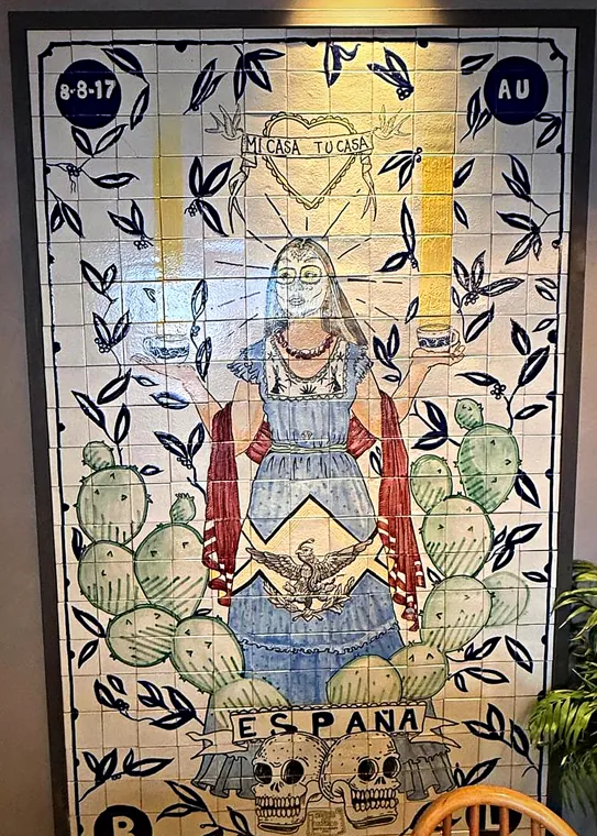 Mural de azulejos con el corazón Mi Casa Tu Casa